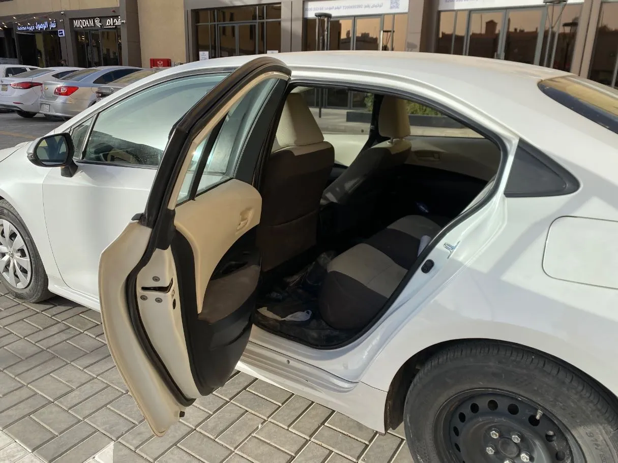 Car image 12