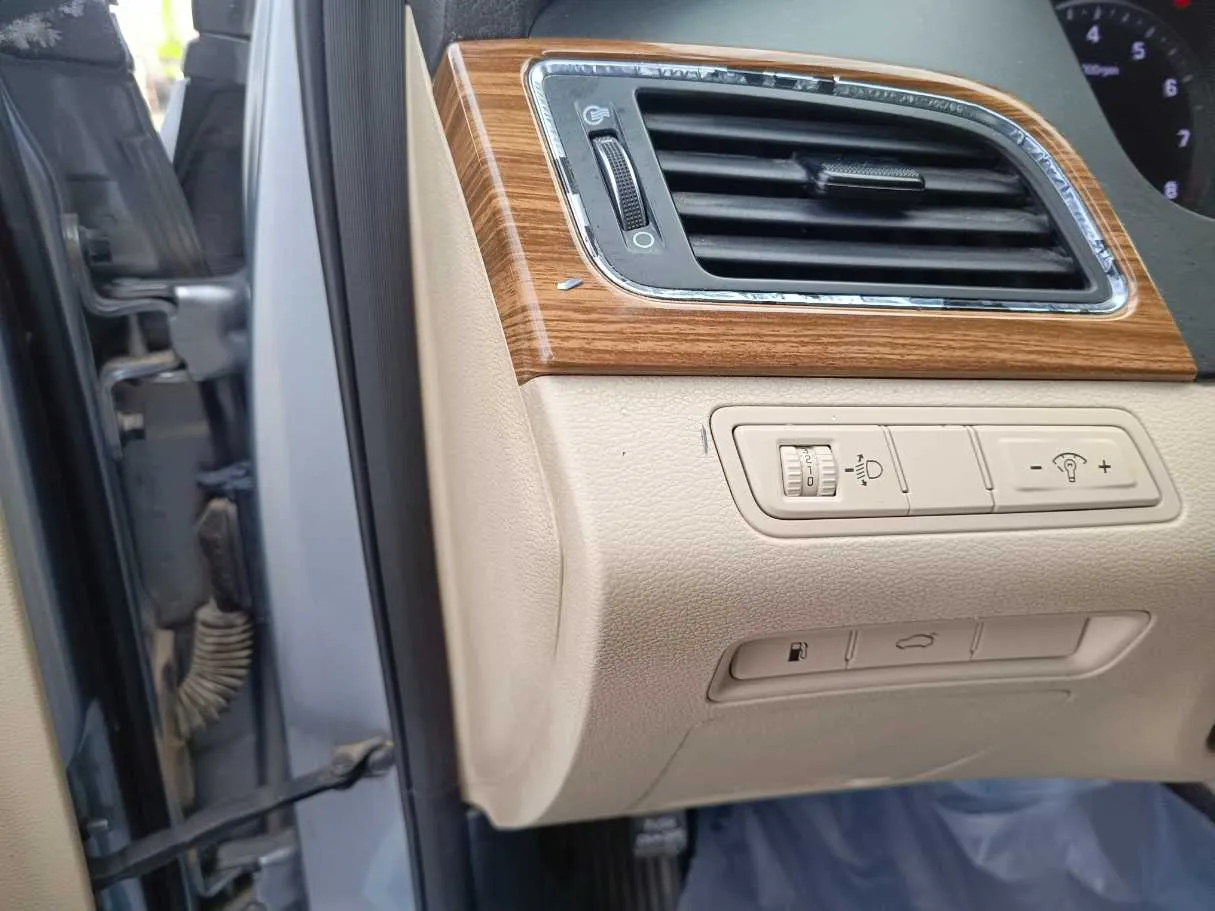 Car image 34