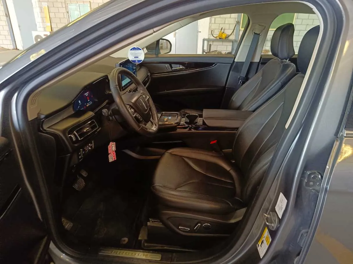 Car image 14