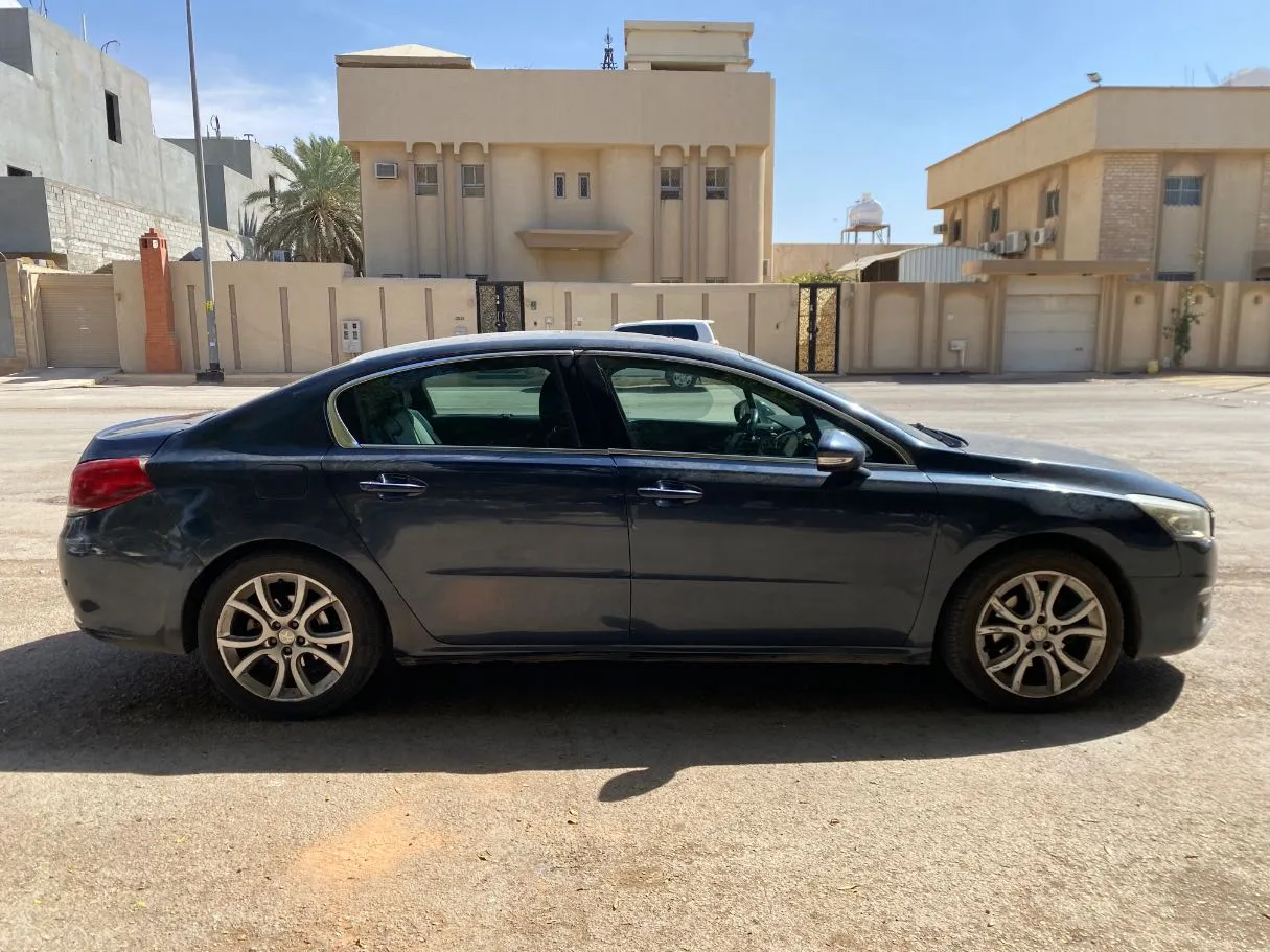 Car image 3