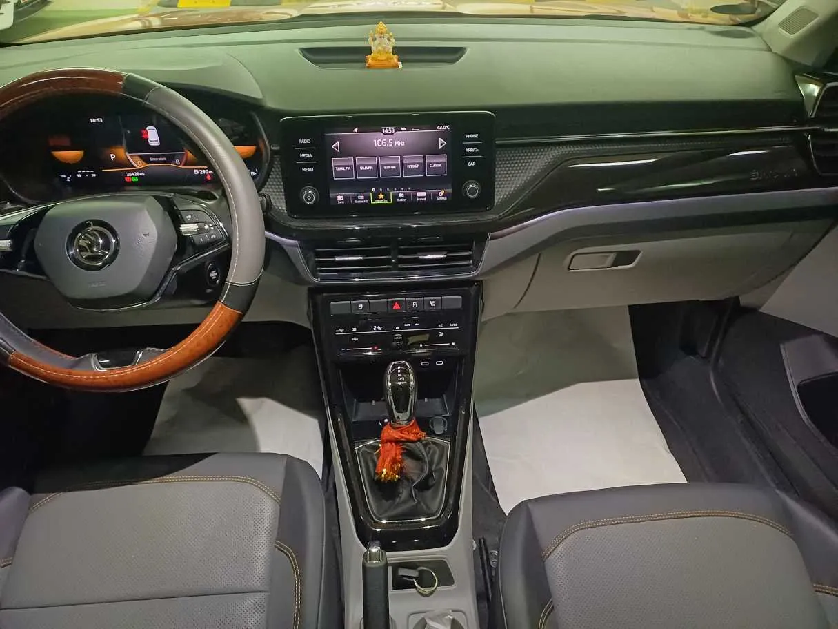 Car image 15