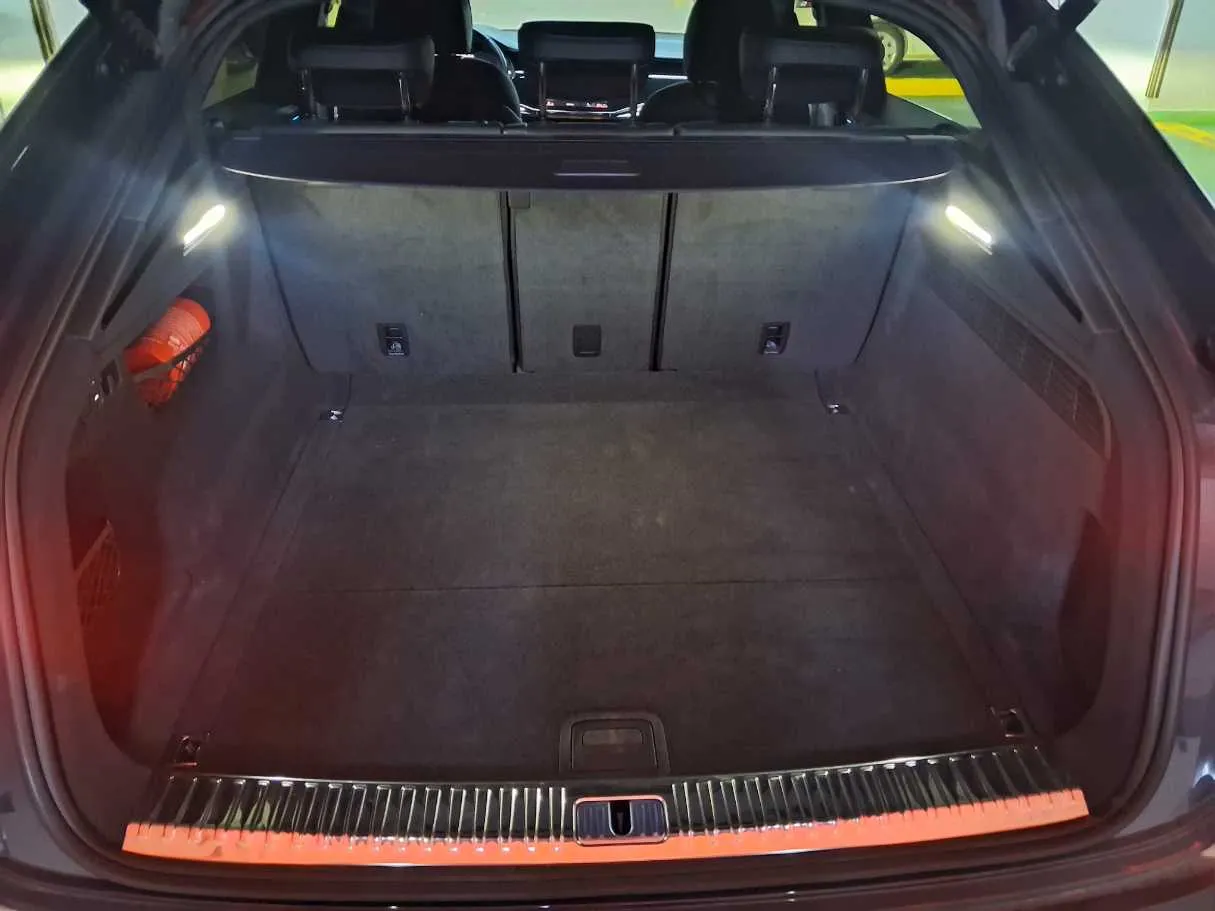 Car image 17