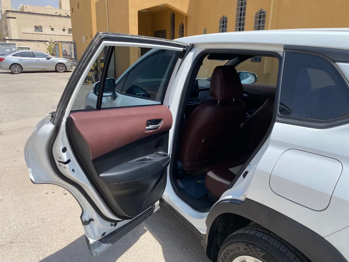 Car image 12