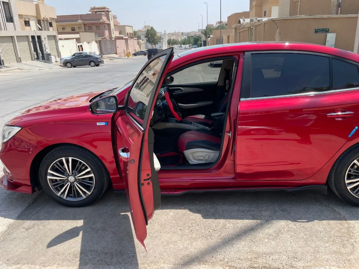 Car image 11