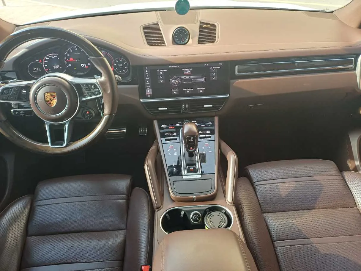 Car image 16