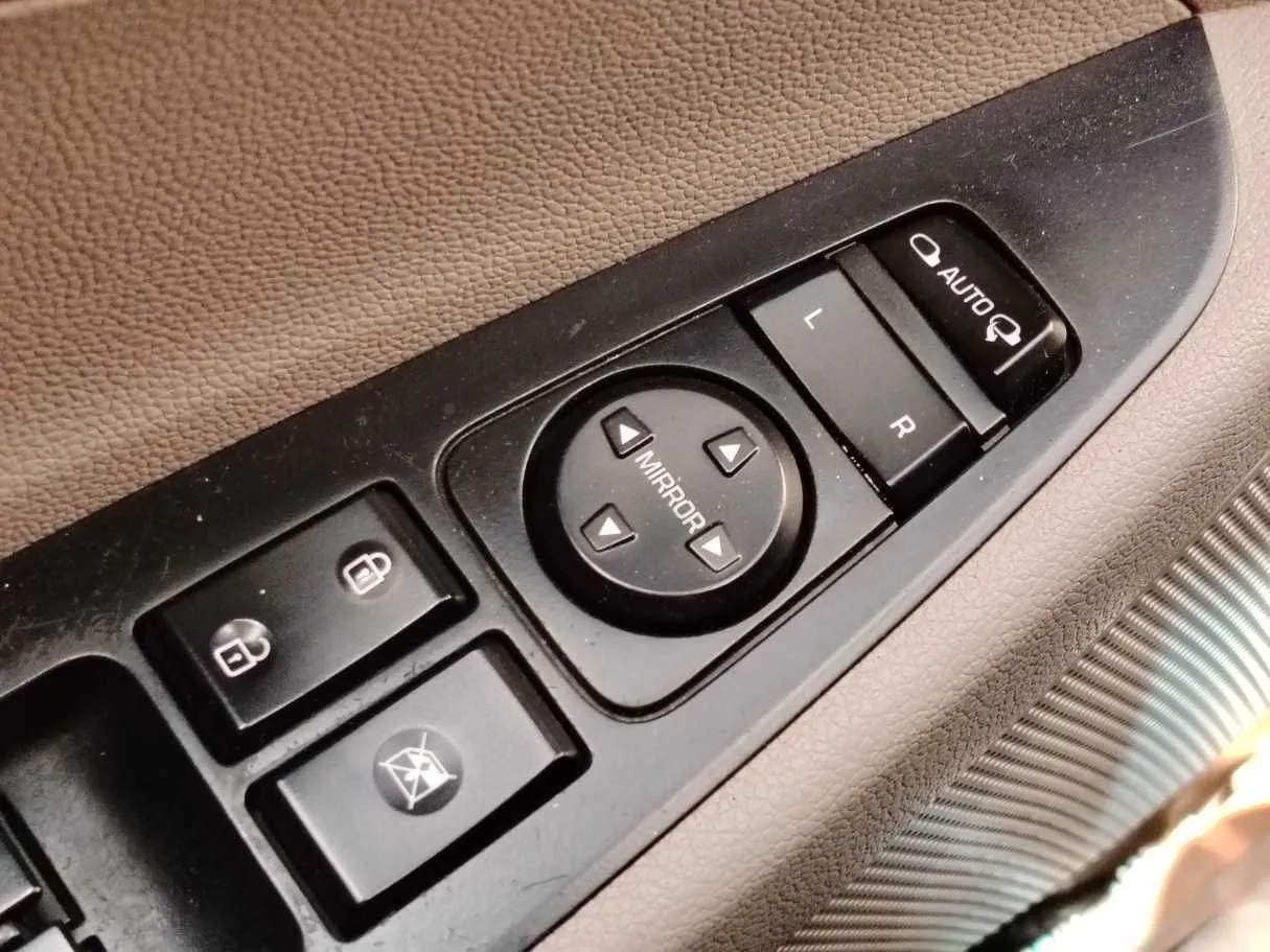 Car image 25