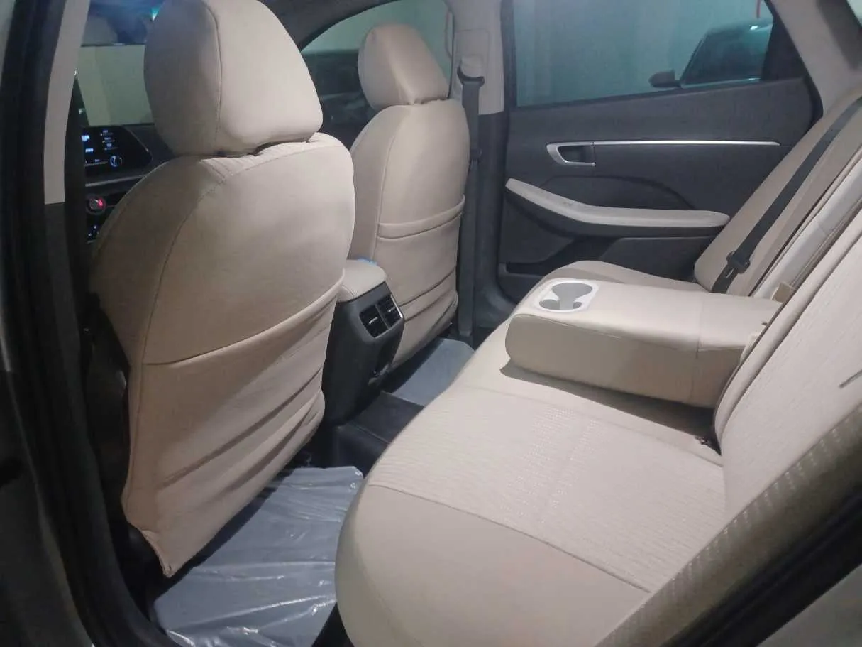 Car image 14