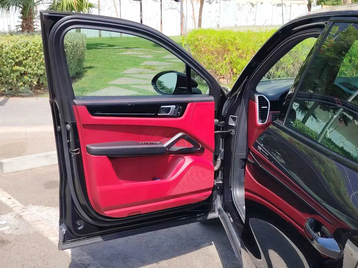 Car image 11