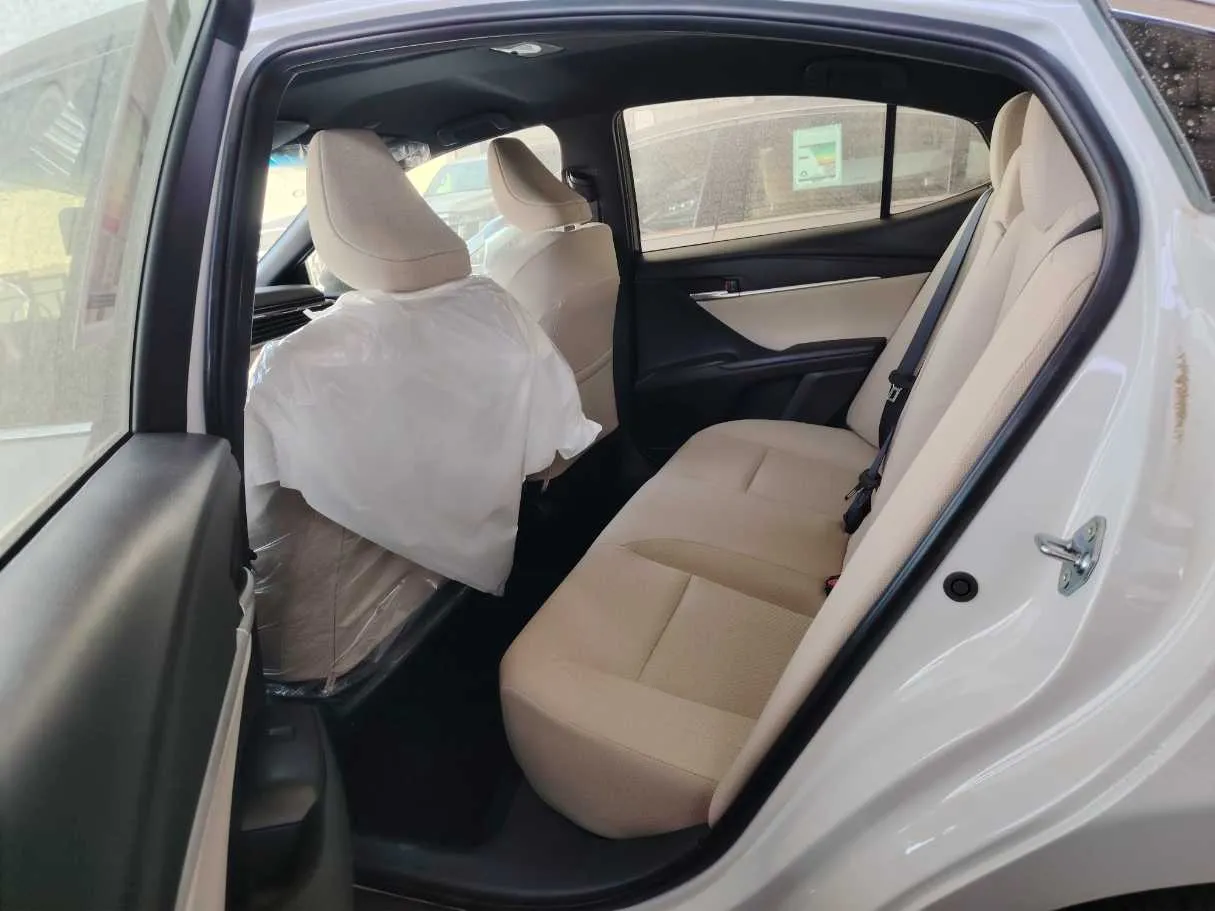 Car image 19