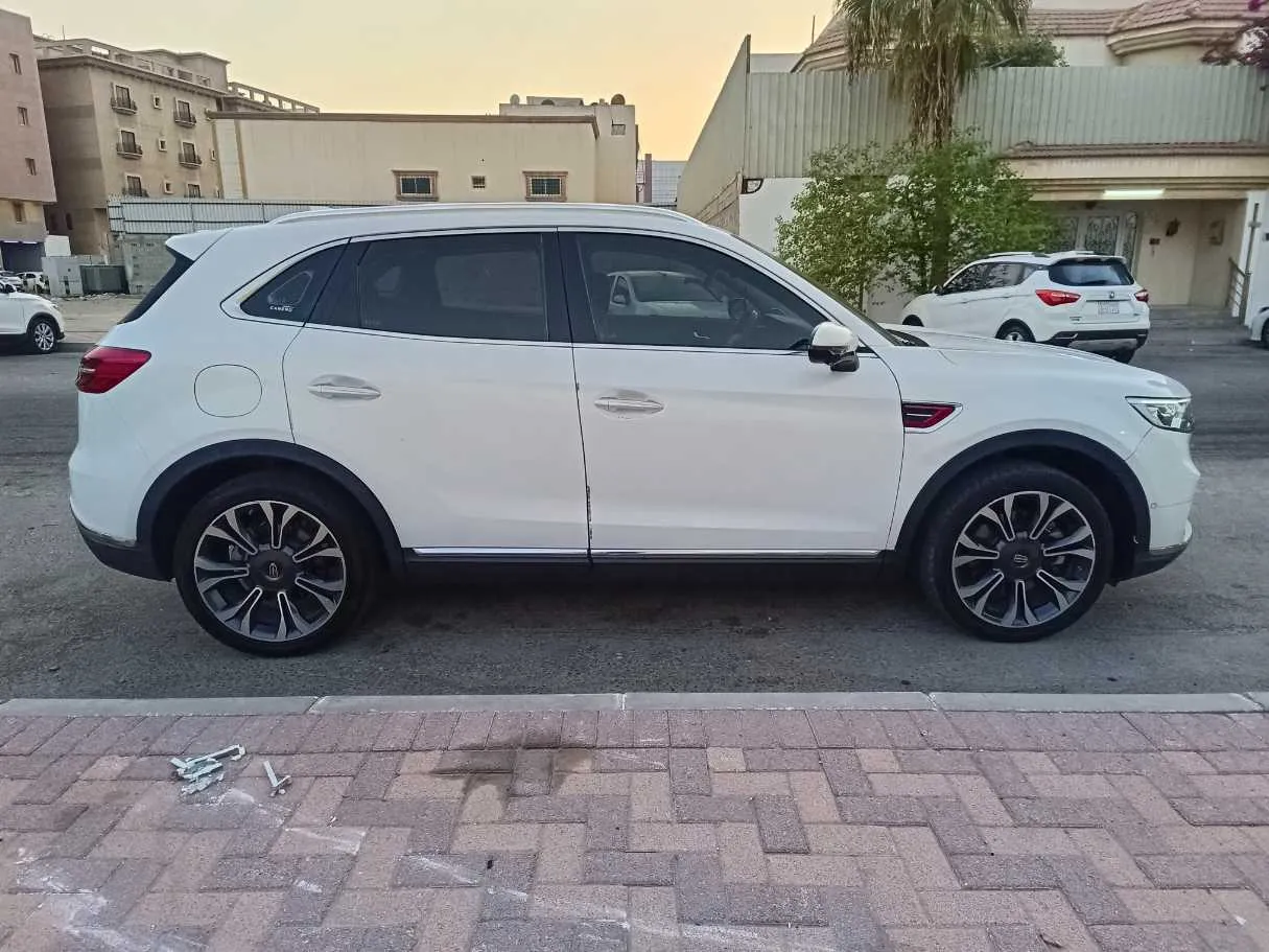 Car image 4