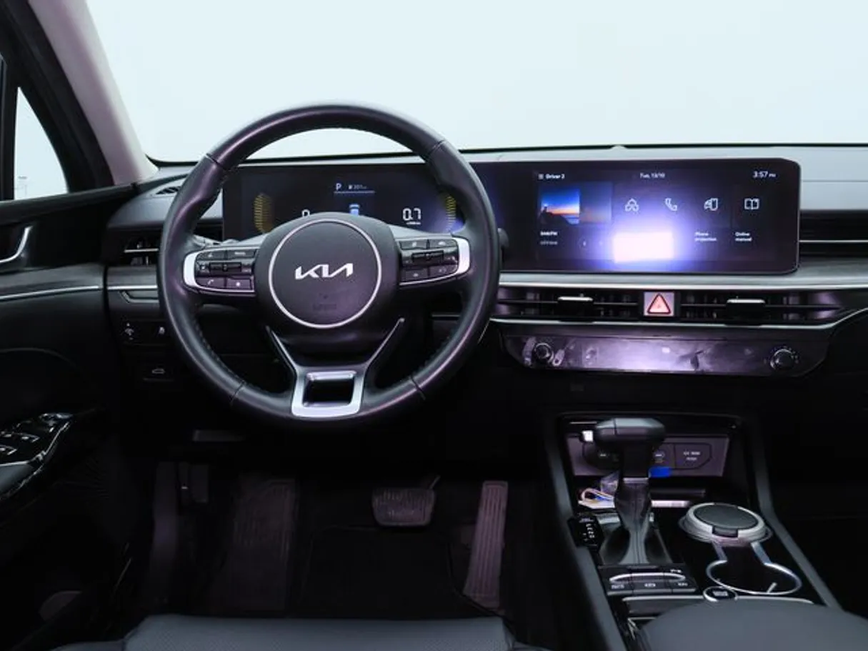 Car image 15