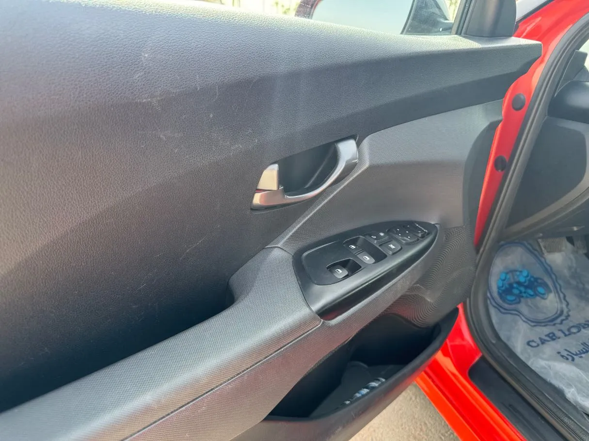Car image 12