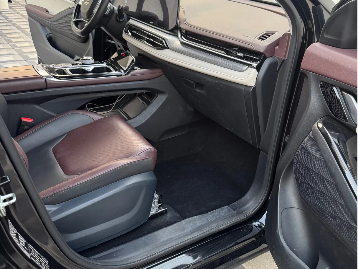 Car image 7
