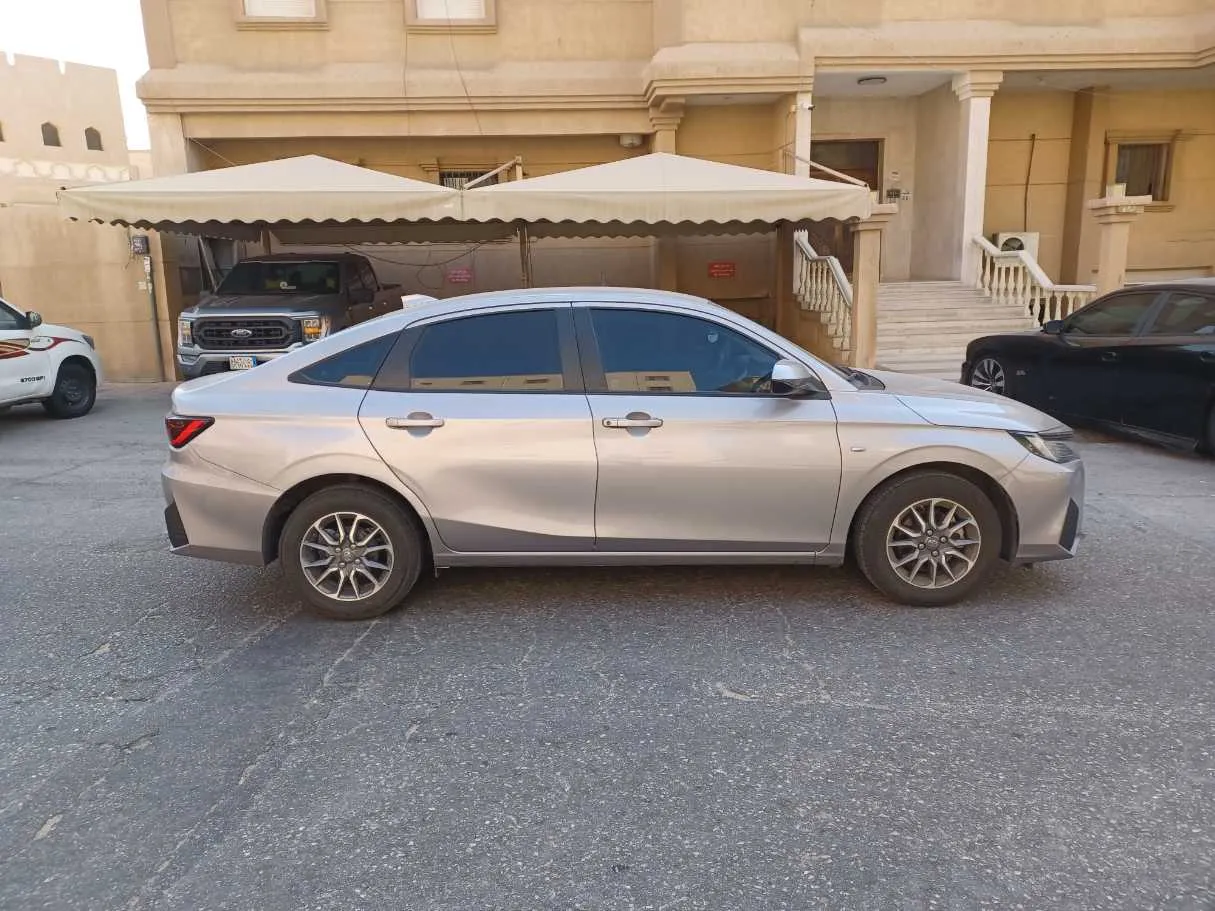 Car image 4