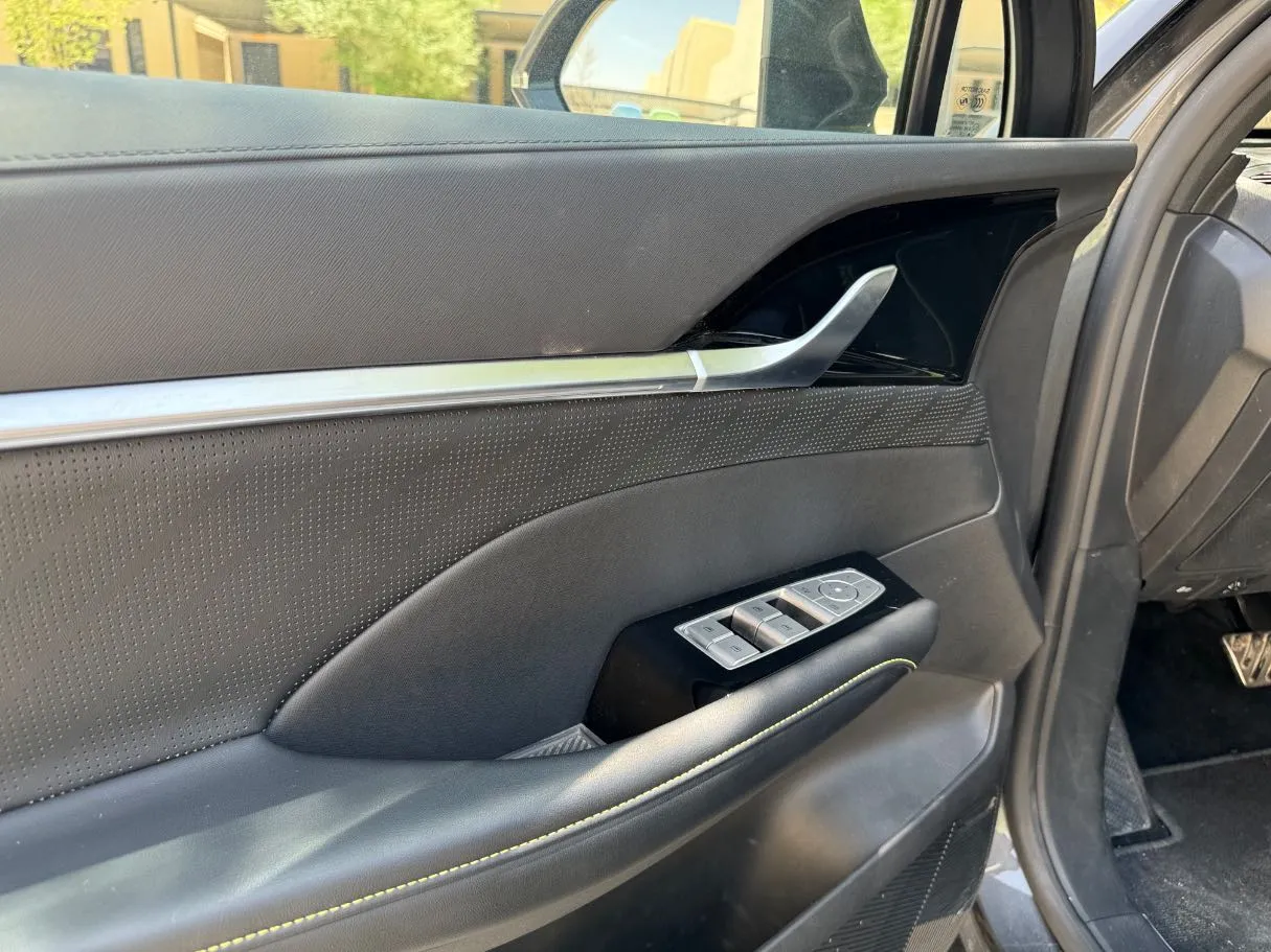 Car image 26