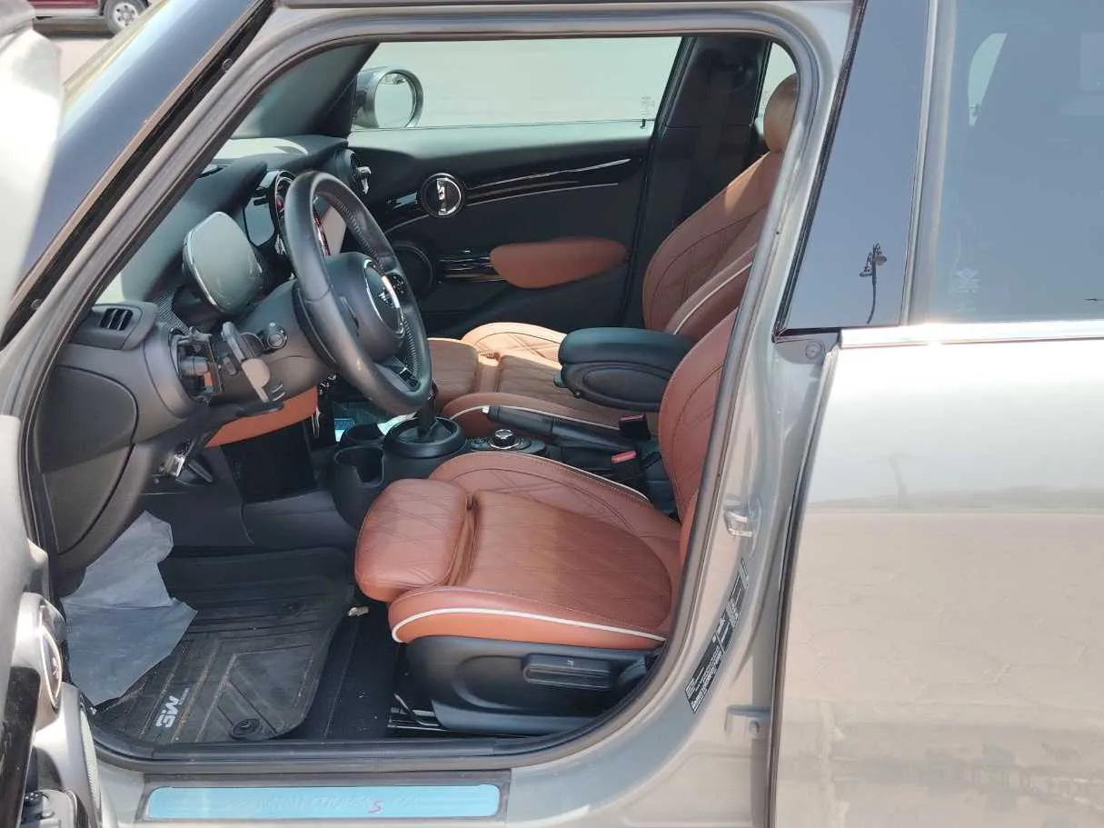 Car image 12