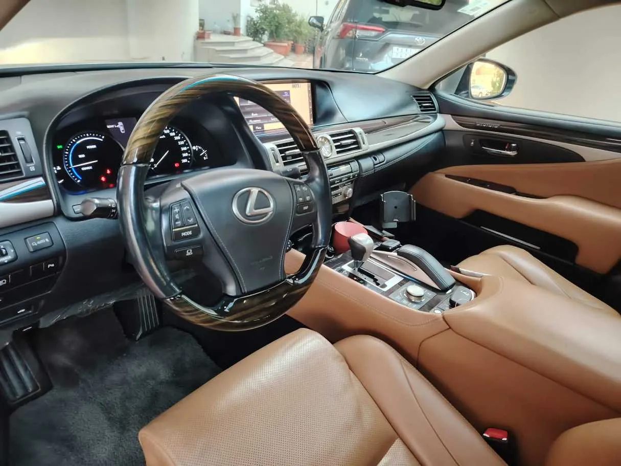 Car image 13