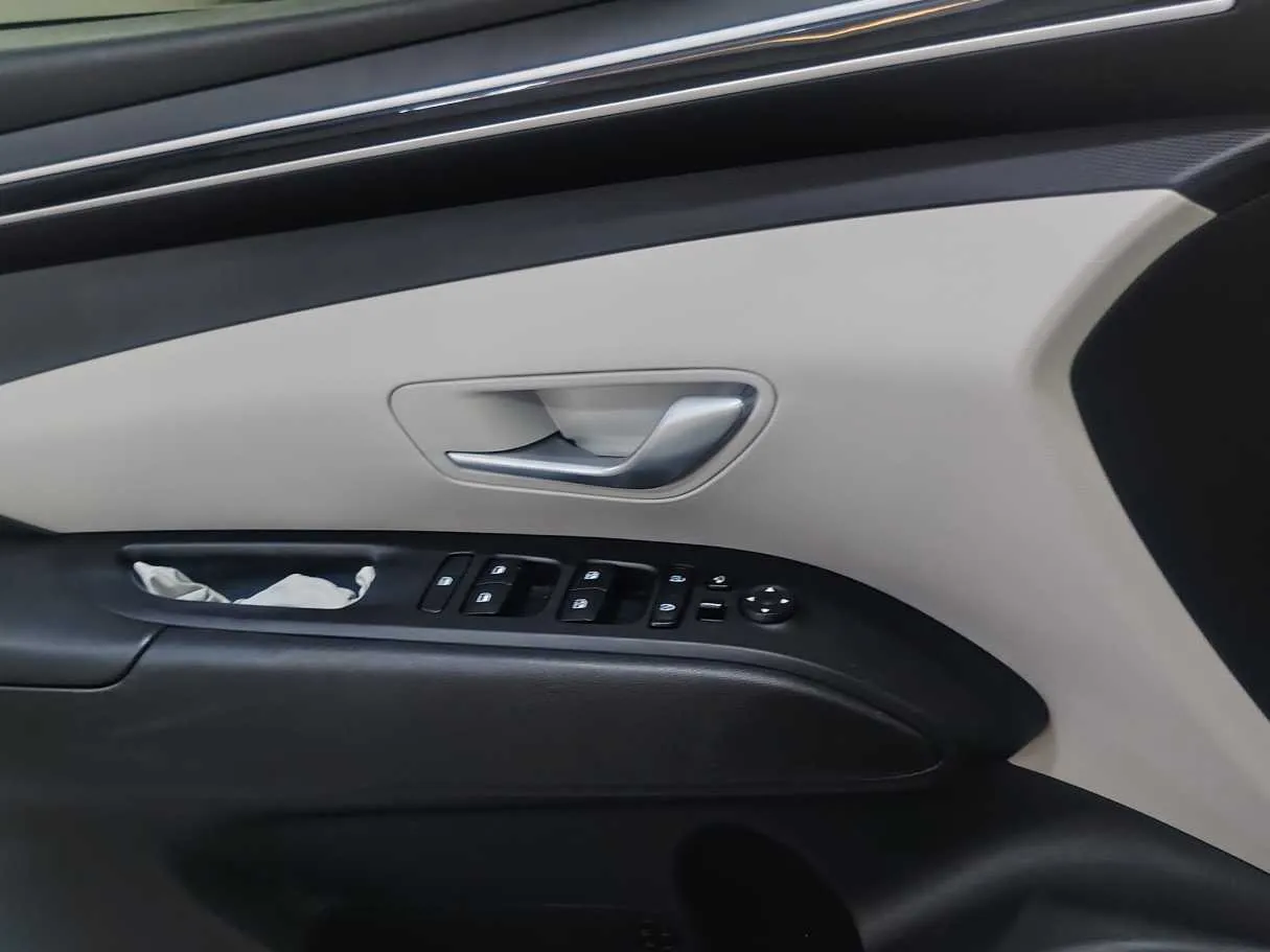 Car image 27
