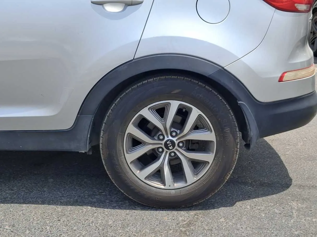 Car image 9