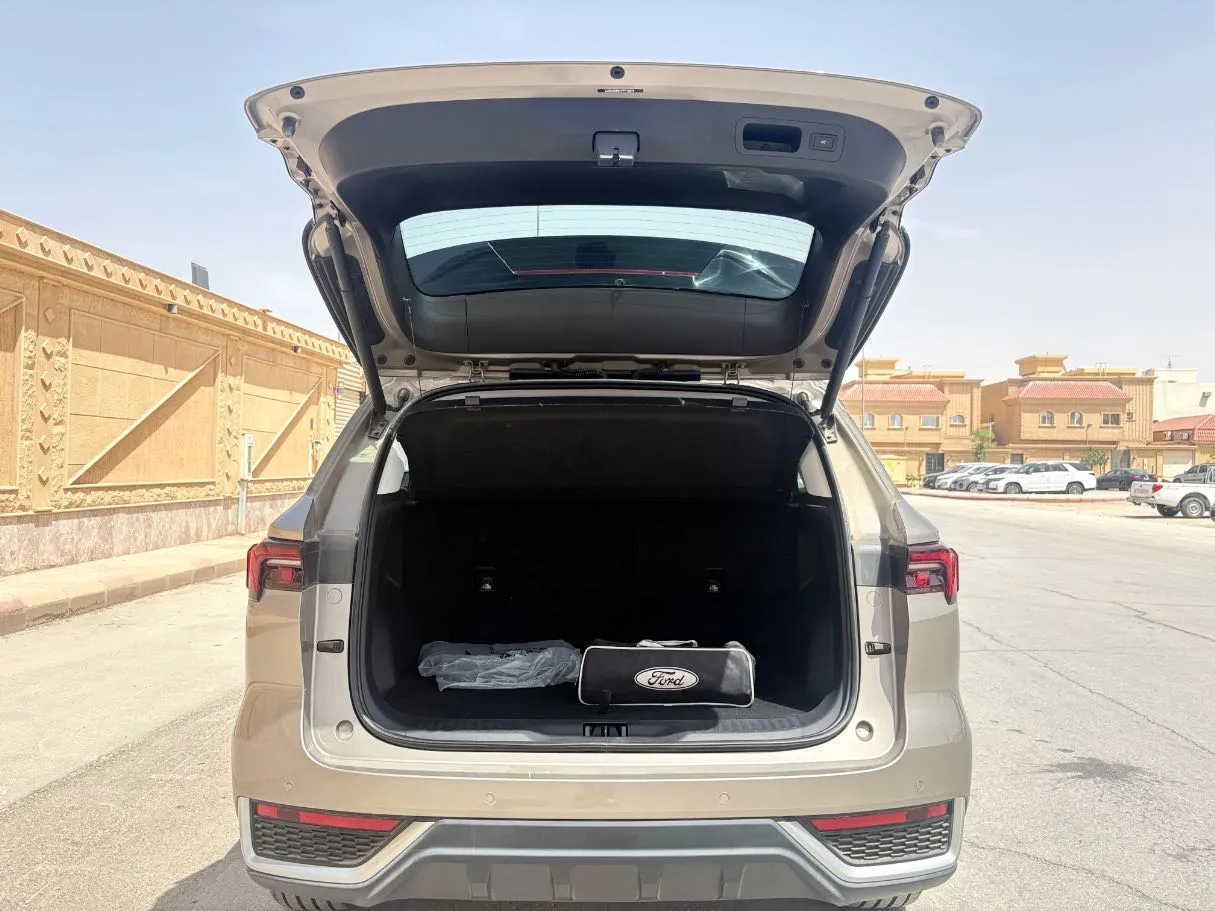 Car image 24