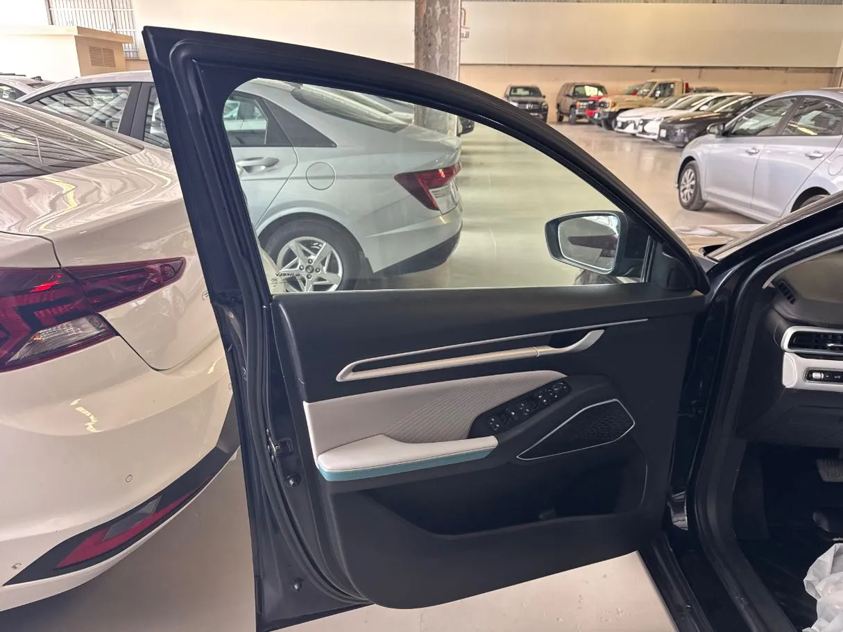 Car image 8