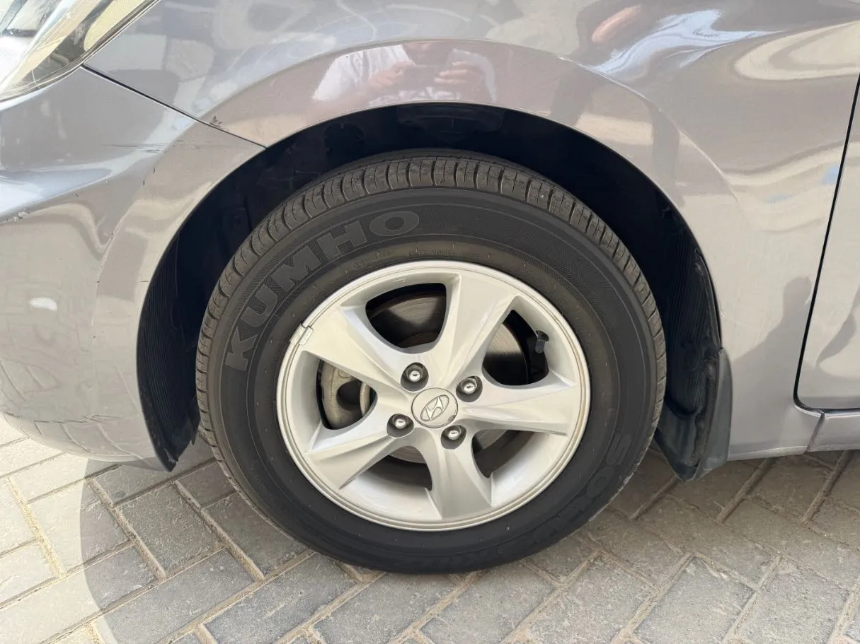 Car image 9