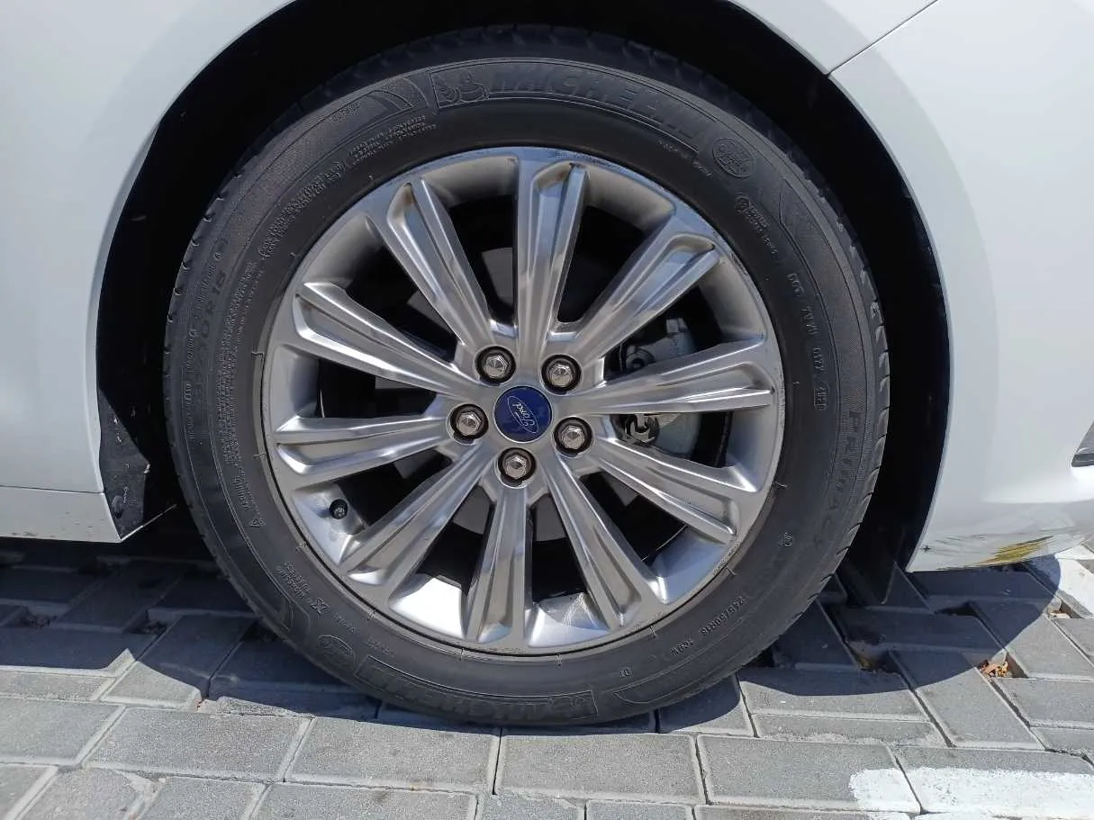 Car image 9