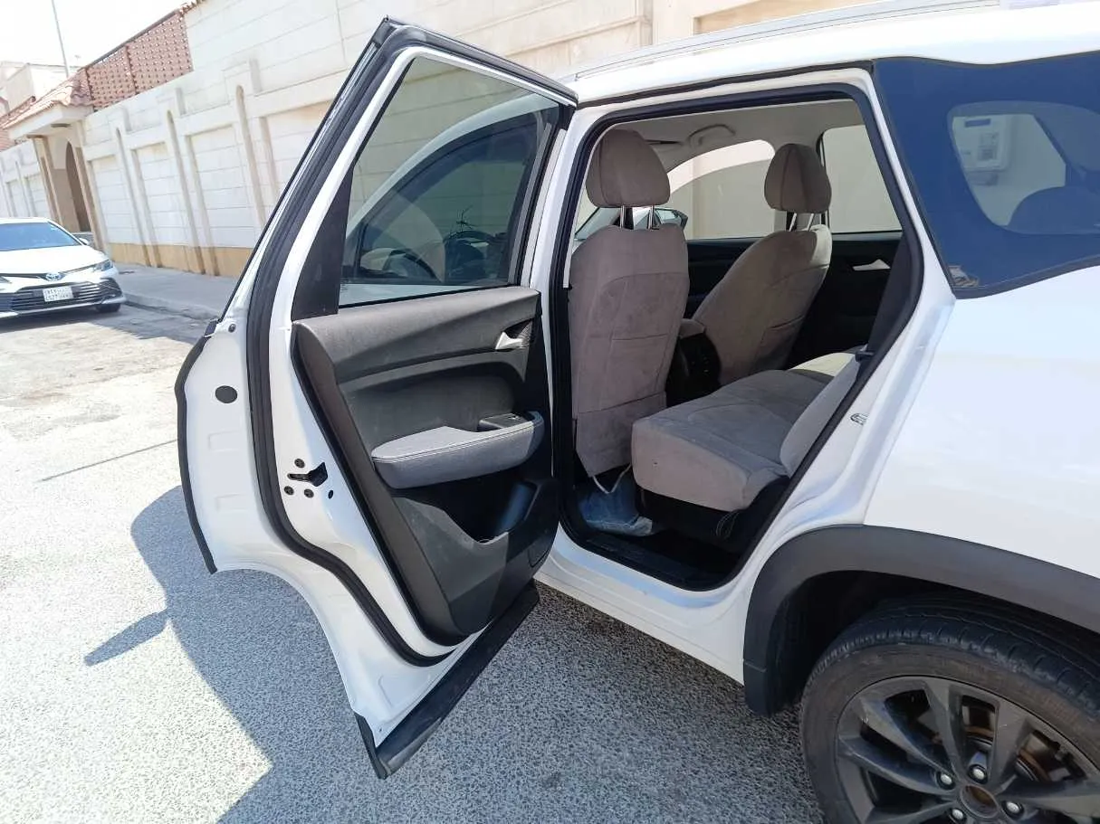 Car image 15