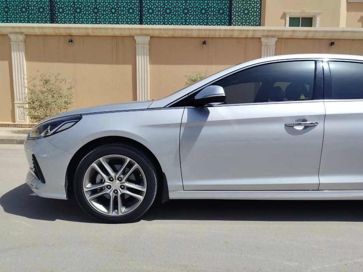 Car image 9