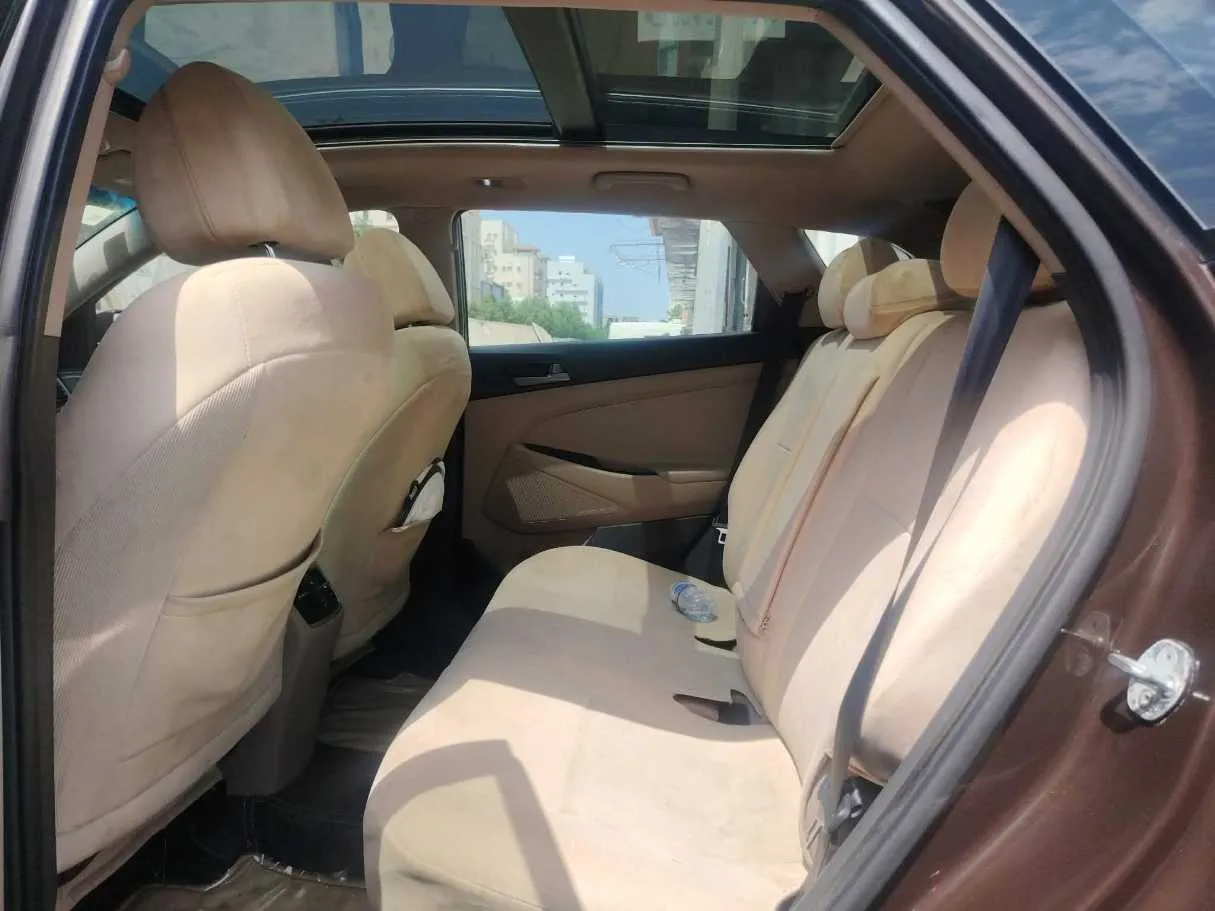 Car image 19
