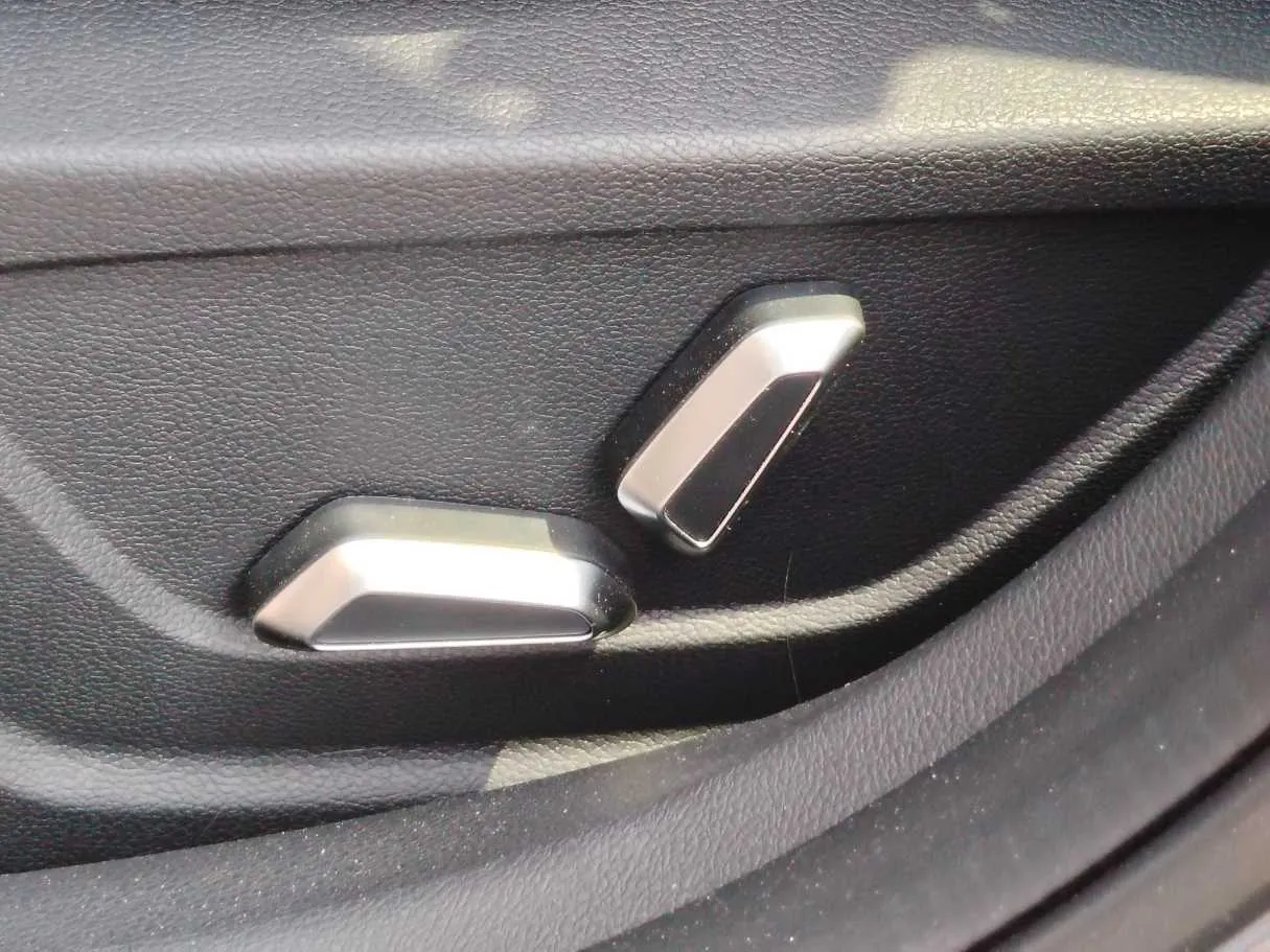 Car image 28