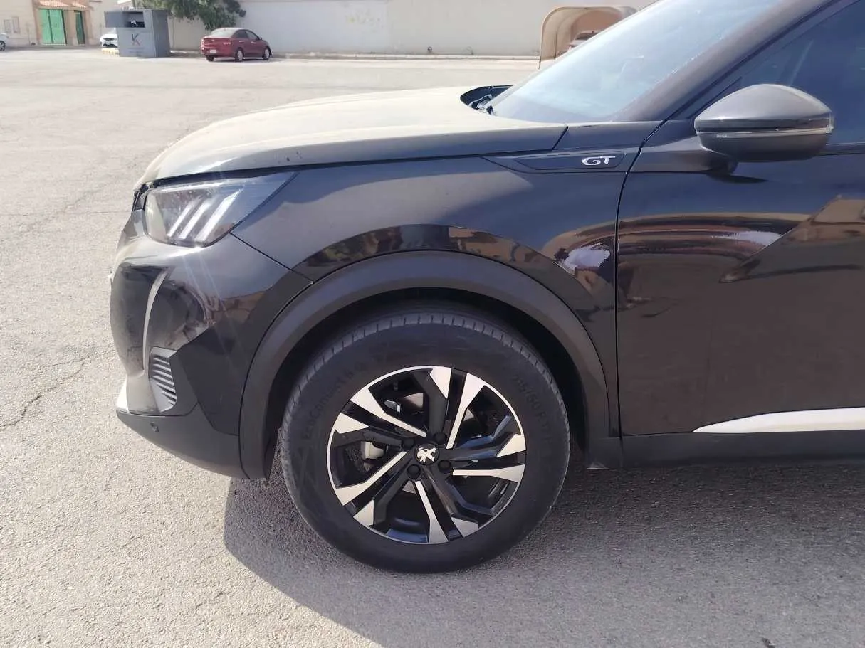 Car image 9