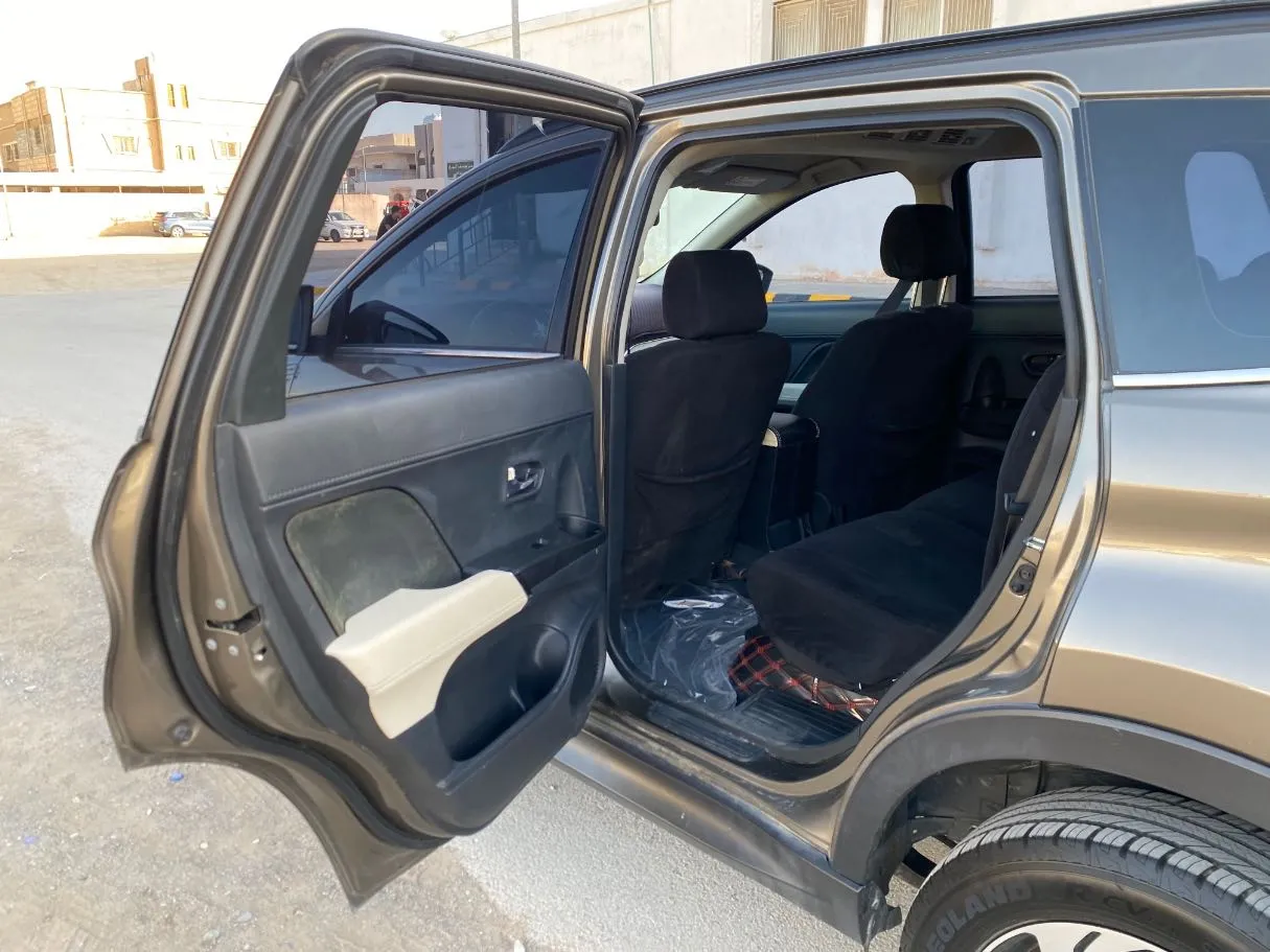 Car image 12
