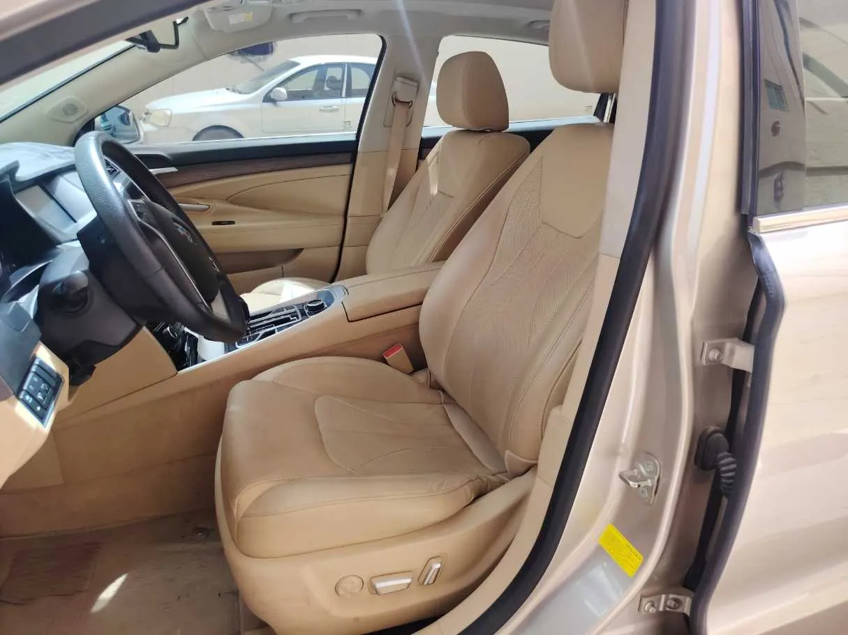 Car image 13