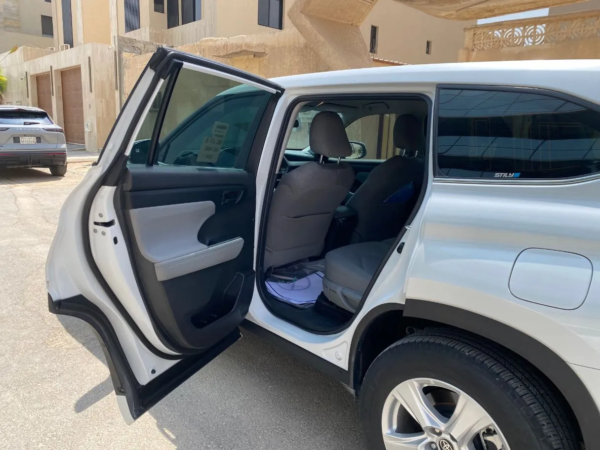Car image 12