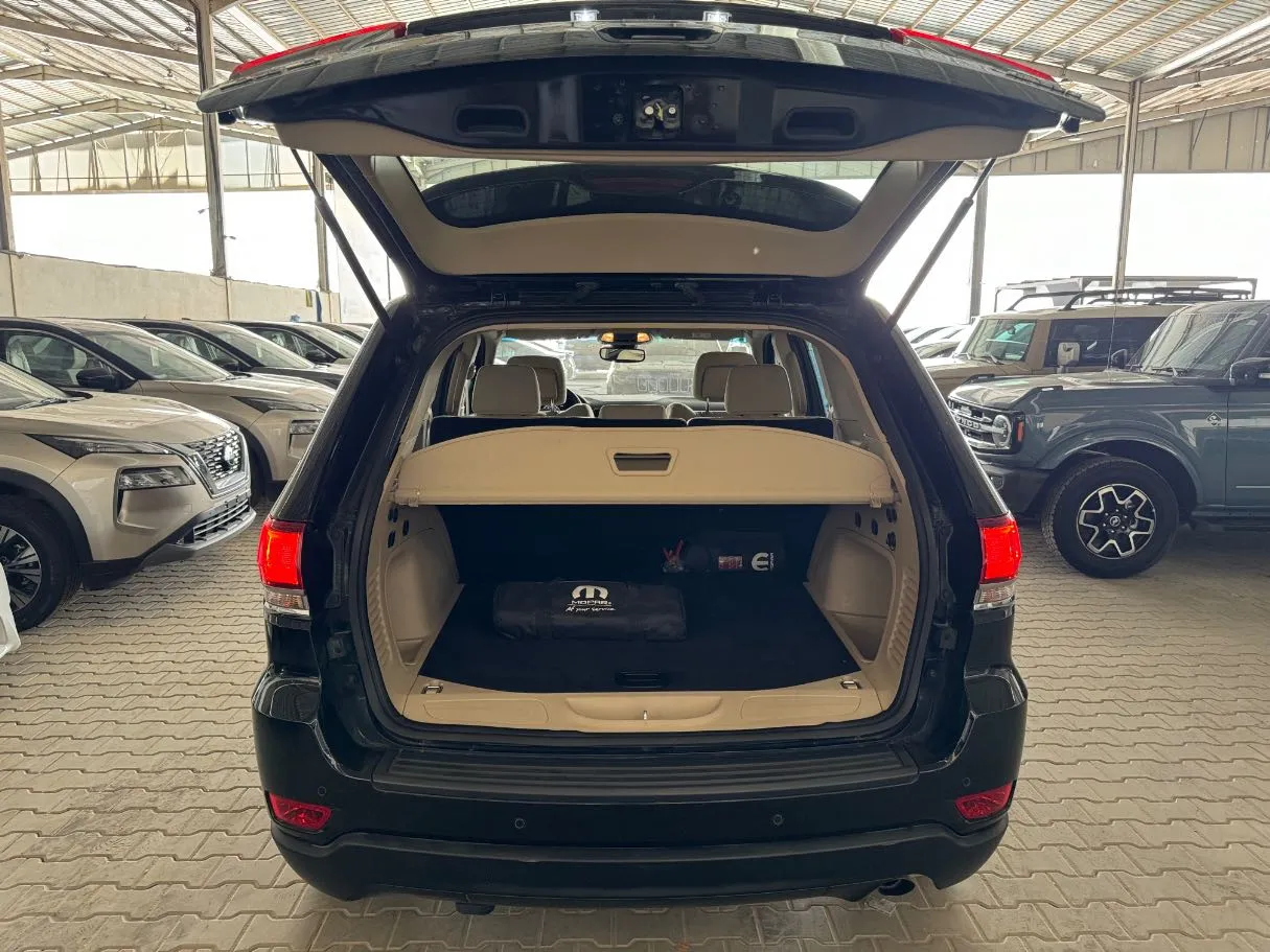 Car image 17