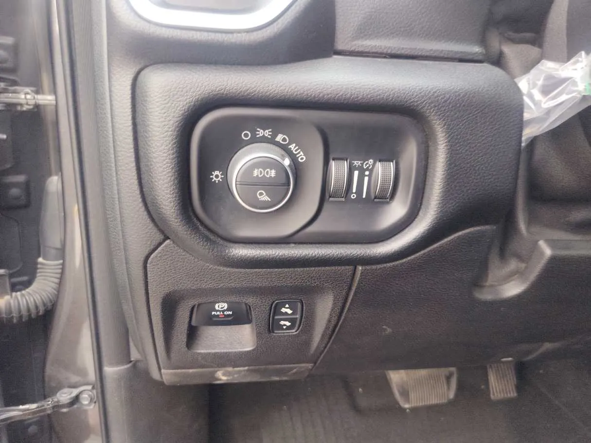 Car image 30