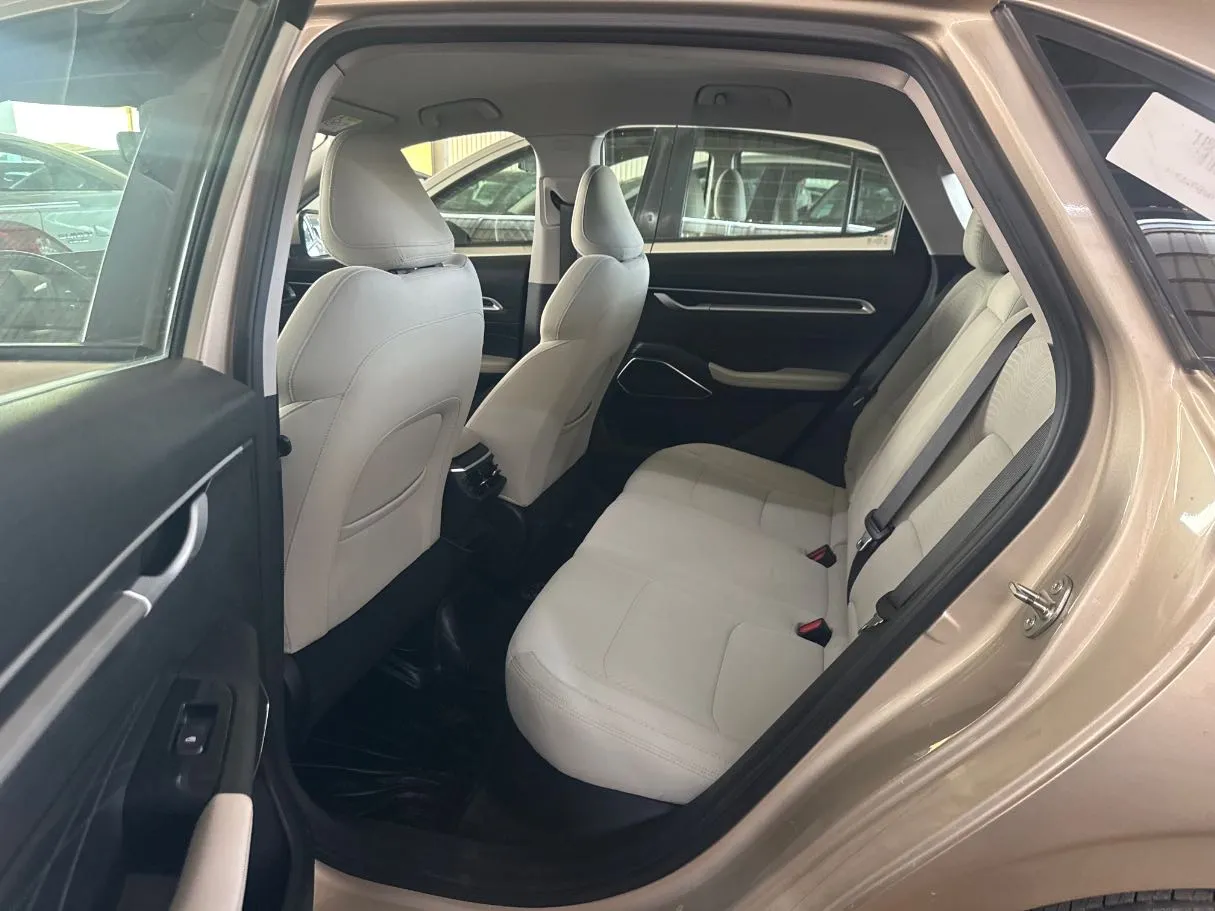 Car image 13