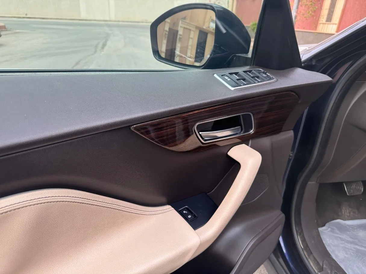 Car image 25