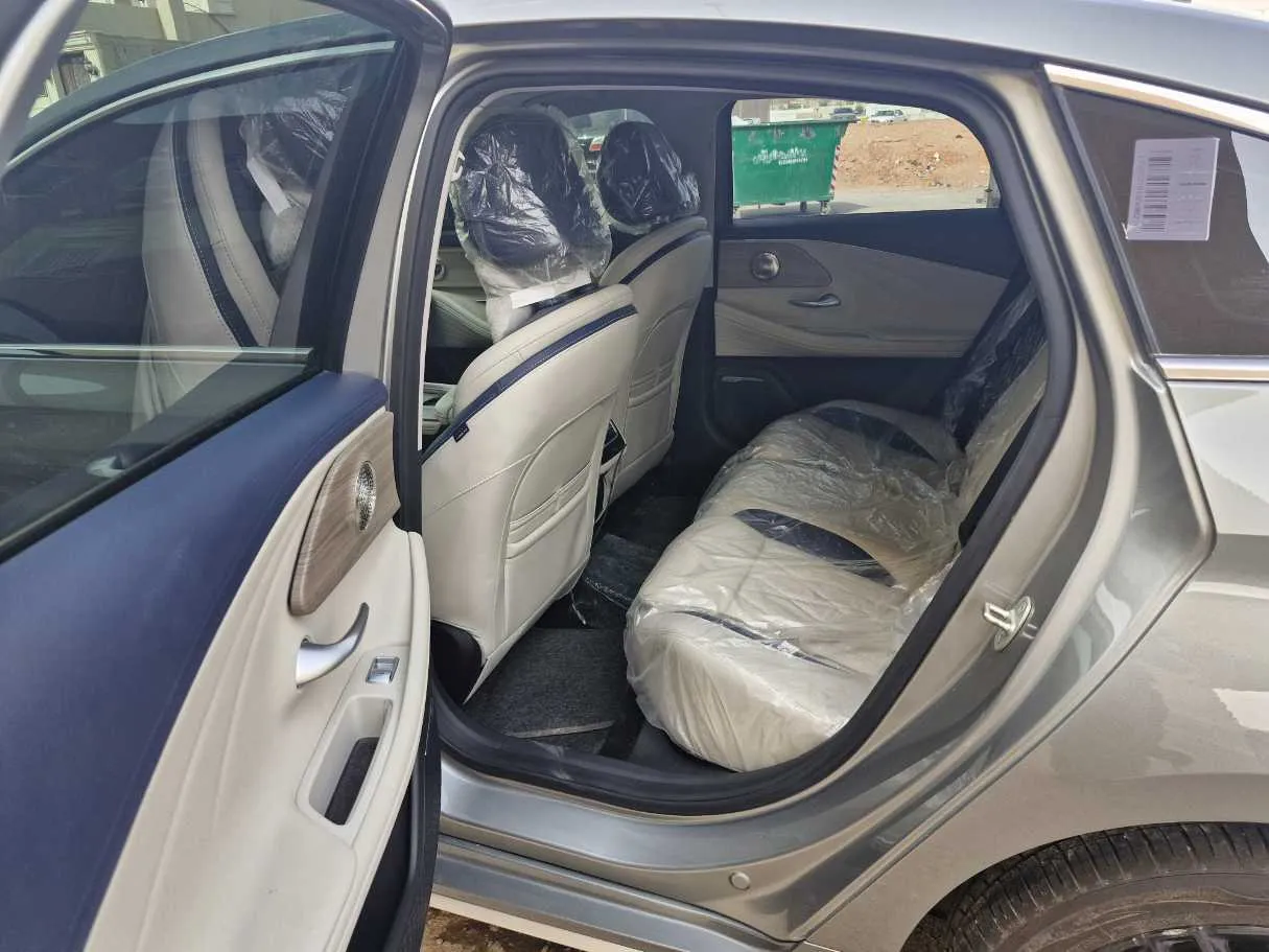 Car image 14