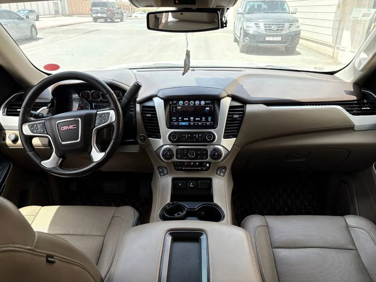 Car image 19