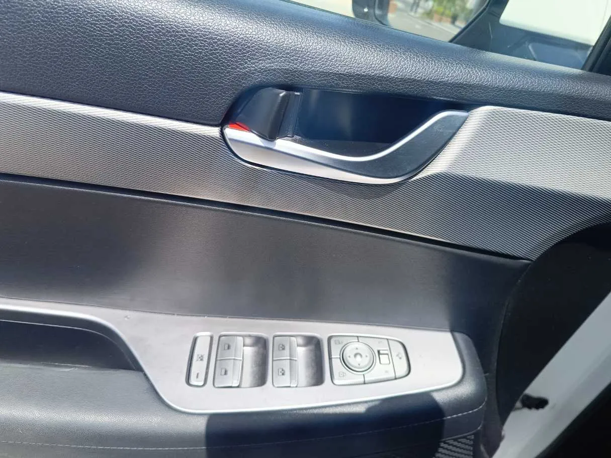 Car image 32