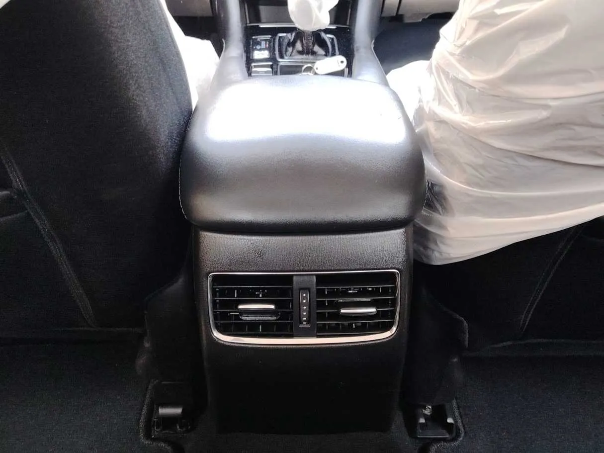 Car image 28