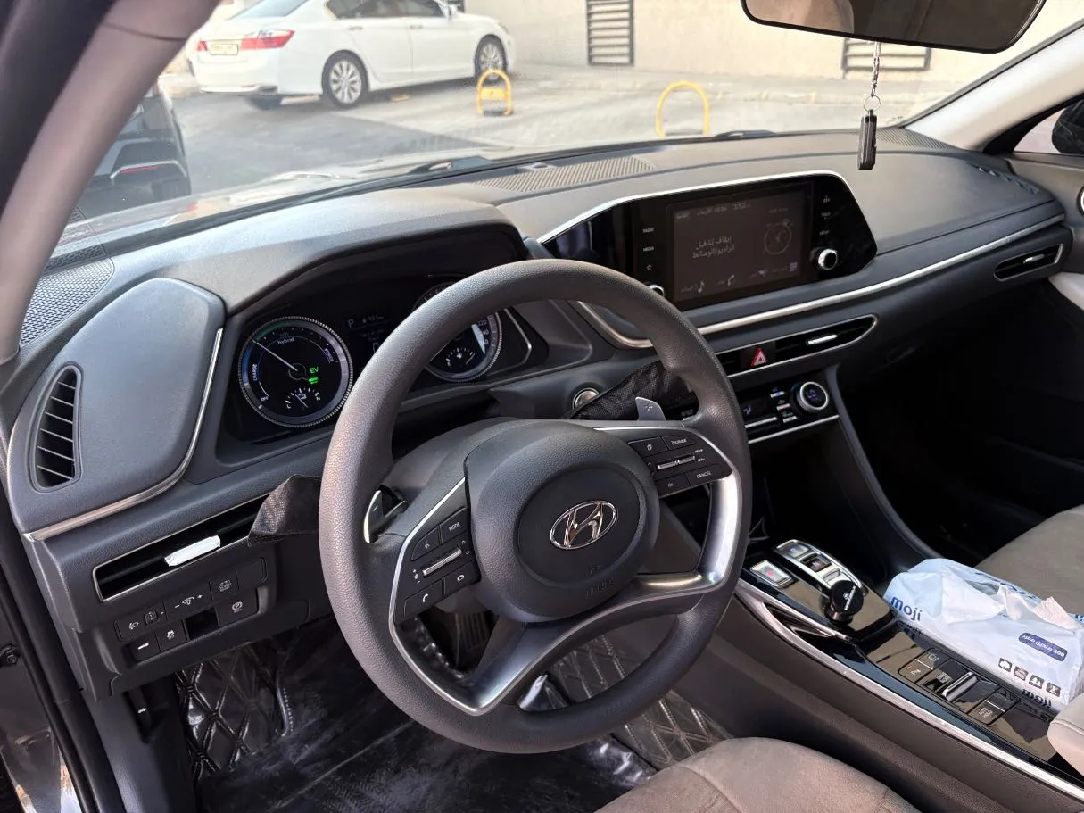Car image 12