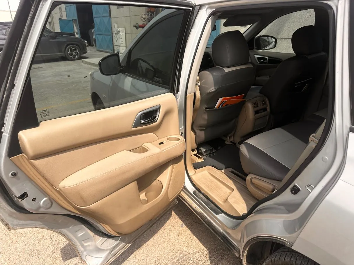 Car image 13