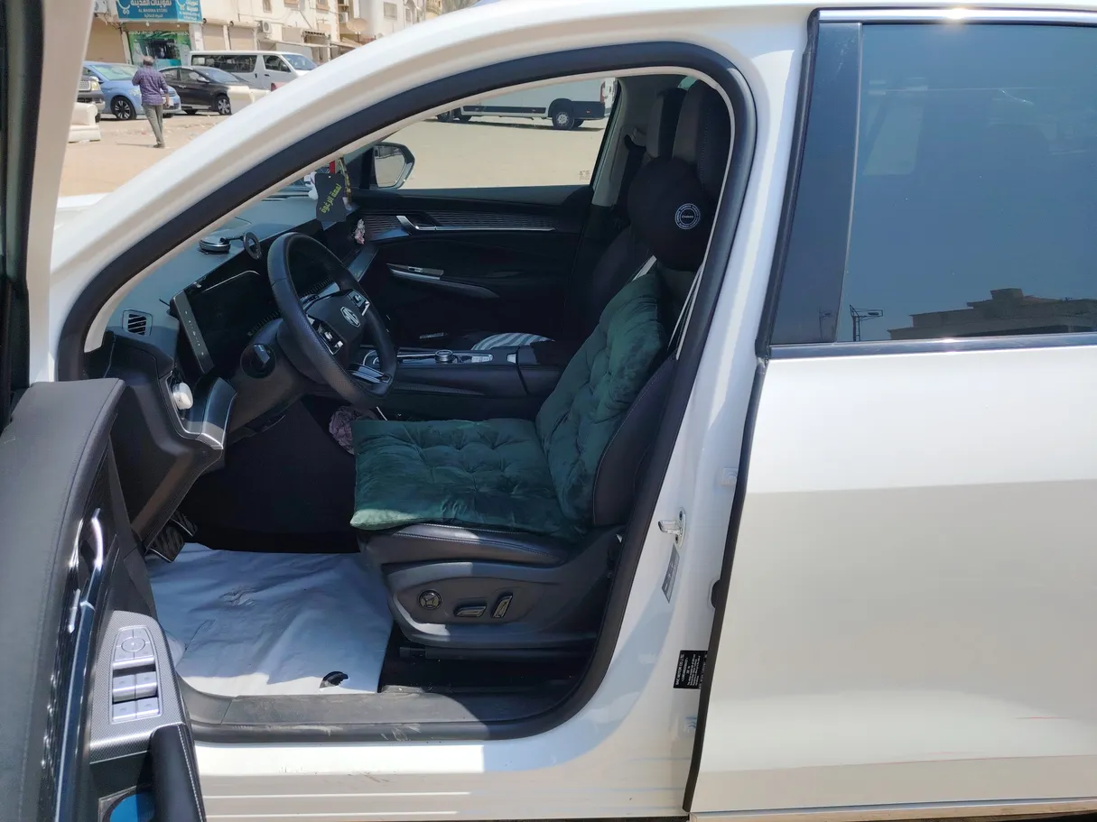 Car image 13