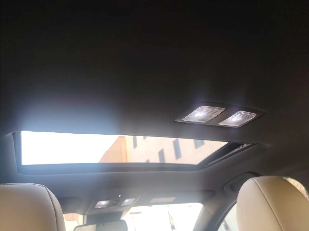 Car image 17