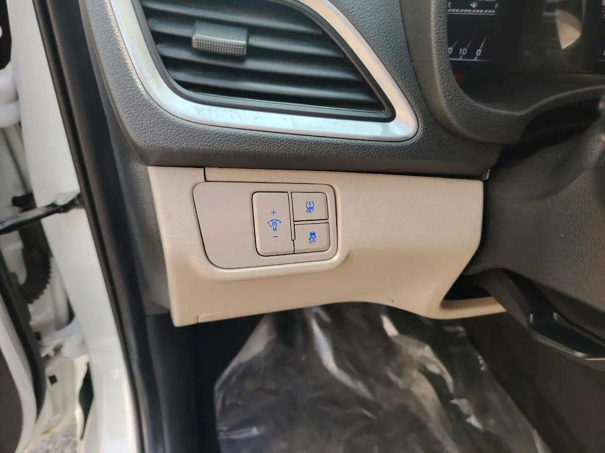 Car image 32