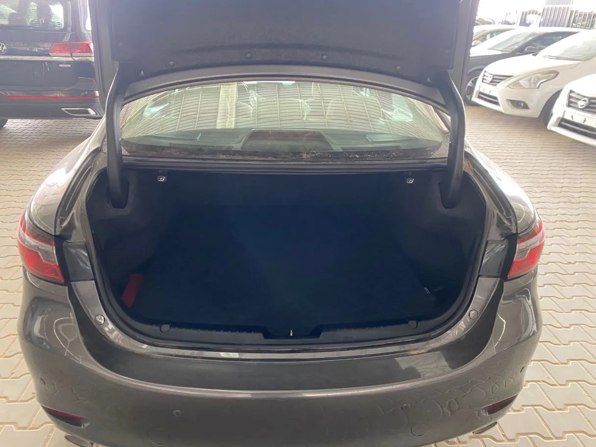 Car image 19