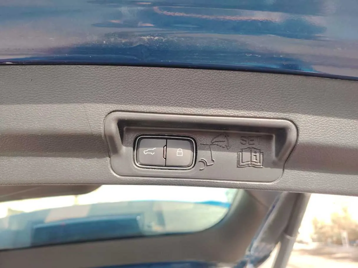 Car image 35